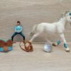 Schleich – 42111 Turnierreiterin (mit Pferd) – Bild 2