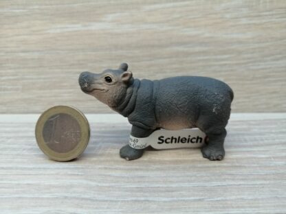 Schleich - 14831 Flusspferd Junges (Fähnchen)