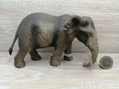 Schleich - 14761 Afrikanischer Elefantenkuh (Fähnchen)