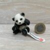 Schleich – 14734 Panda Junges, spielend (Fähnchen)`
