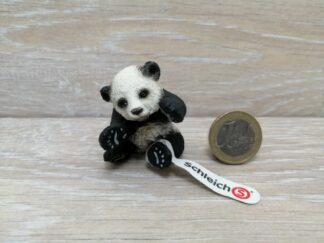 Schleich – 14734 Panda Junges, spielend (Fähnchen)`