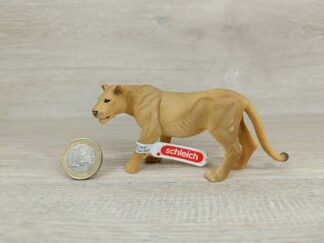 Schleich - 14825 Löwin (Fähnchen)