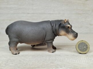 Schleich – 14814 bzw. [Treuefigur] 17108 Flusspferd (Fähnchen)