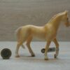 Schleich - 13911 Achal Tekkiner Hengst (Fähnchen) – Bild 2