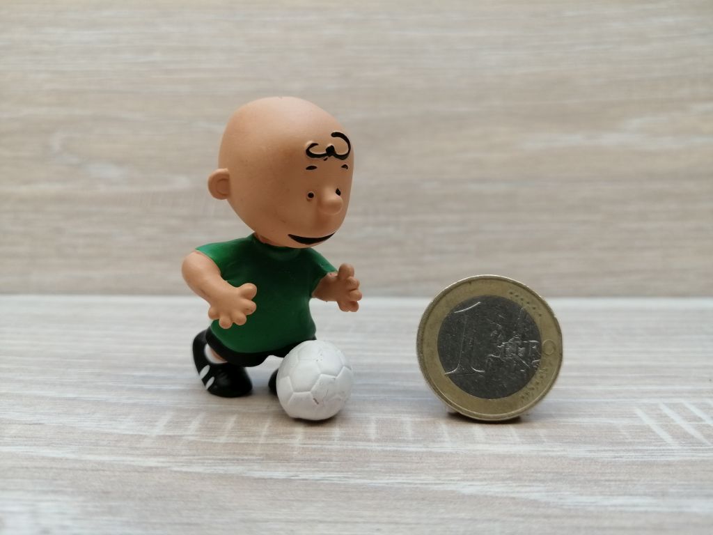 NEW with tag ! 22078-"Fußballer Charlie Brown"-SCHLEICH-NEU mit Fähnchen ! 