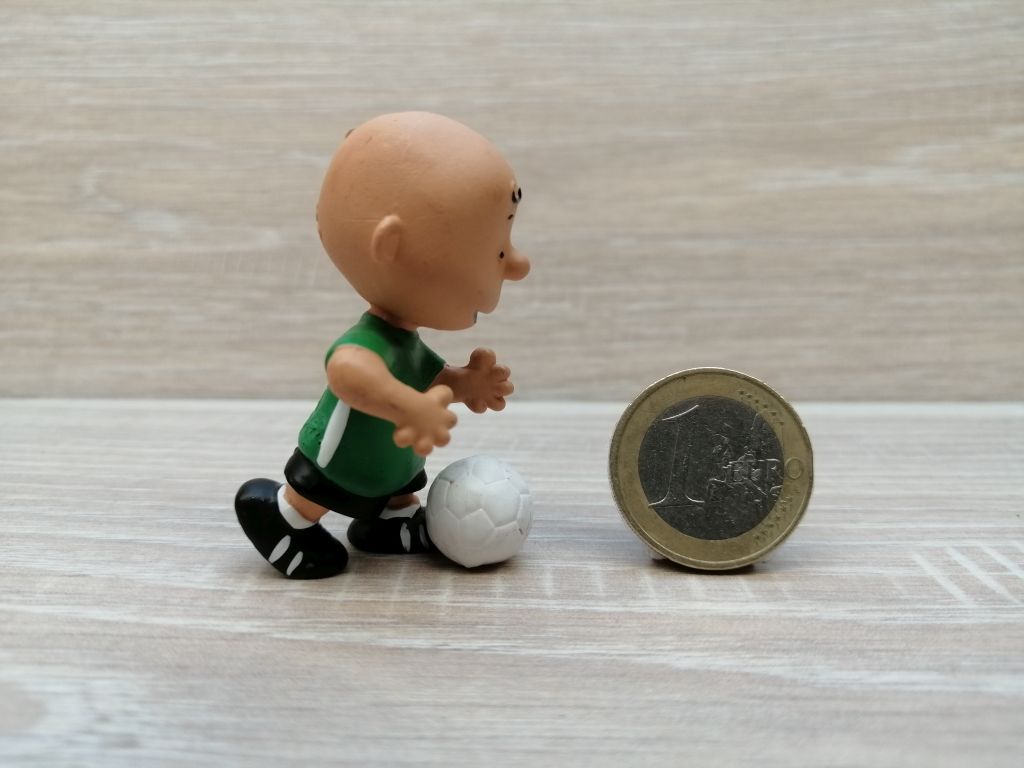 22078-"Fußballer Charlie Brown"-SCHLEICH-NEU mit Fähnchen ! NEW with tag ! 