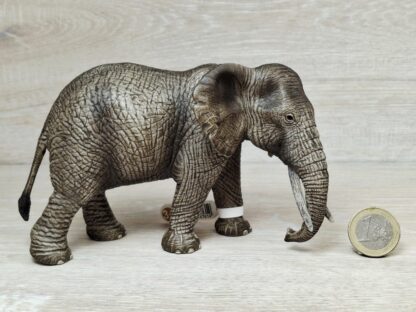 Schleich - 14761 Afrikanischer Elefantenkuh (Fähnchen)