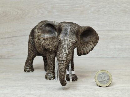 Schleich - 14761 Afrikanischer Elefantenkuh (Fähnchen) – Bild 2