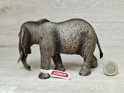 Schleich - 14761 Afrikanischer Elefantenkuh (Fähnchen) – Bild 3
