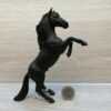 Schleich - 13624 Mustang Hengst, schwarz, steigend (Fähnchen - Sammler)
