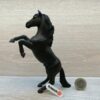 Schleich - 13624 Mustang Hengst, schwarz, steigend (Fähnchen - Sammler)´ – Bild 2