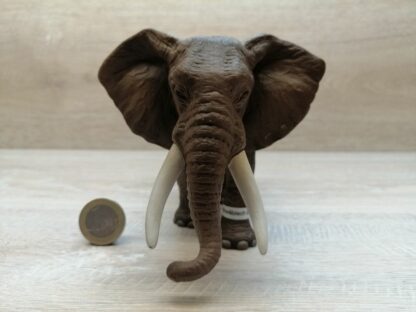 Schleich - 14341 Afrikanischer Elefantenbulle (Fähnchen-Sammler)´ – Bild 2