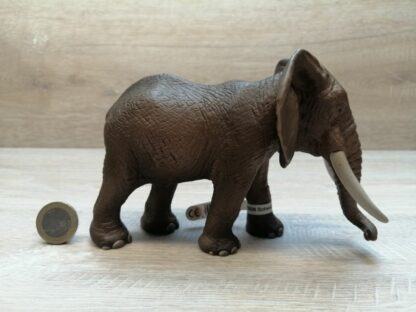 Schleich - 14341 Afrikanischer Elefantenbulle (Fähnchen-Sammler)´ – Bild 3