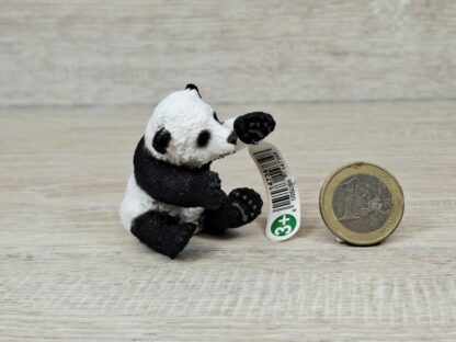 Schleich – 14734 Panda Junges, spielend (Fähnchen)`