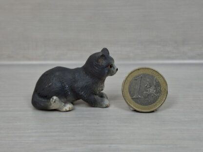 Schleich –14411 Katze (liegend, grau) [Die Haustiere – Nr. 11/16]