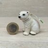 Schleich – 14660 Eisbärenjunges (sitzend) (Fähnchen-Sammler)