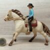 Schleich – 42419 Westernreiterin (Cowgirl mit Pferd) – Bild 2