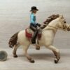 Schleich – 42419 Westernreiterin (Cowgirl mit Pferd) – Bild 3