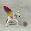 Schleich - 70577 Geflügeltes Regenbogeneinhorn Fohlen (Fähnchen)