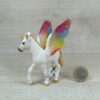 Schleich - 70577 Geflügeltes Regenbogeneinhorn Fohlen (Fähnchen) – Bild 2