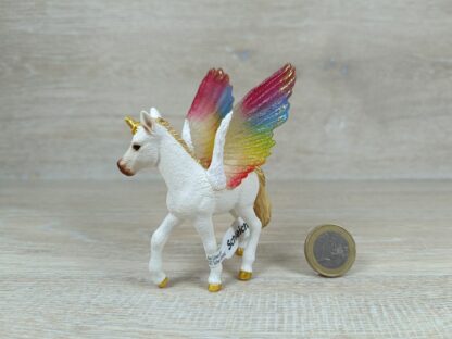 Schleich - 70577 Geflügeltes Regenbogeneinhorn Fohlen (Fähnchen) – Bild 2