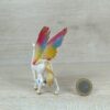 Schleich - 70577 Geflügeltes Regenbogeneinhorn Fohlen (Fähnchen) – Bild 3