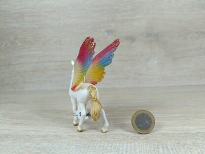 Schleich - 70577 Geflügeltes Regenbogeneinhorn Fohlen (Fähnchen) – Bild 3