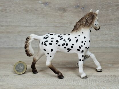 Schleich – 13889 Knabstrupper Hengst (Fähnchen) – Bild 3