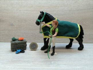Schleich – Pferdepflegerin mit Zubehör und Friese (Stute) aus Set 42346