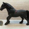 Schleich – Pferdepflegerin mit Zubehör und Friese (Stute) aus Set 42346 – Bild 2