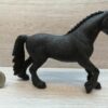 Schleich – Pferdepflegerin mit Zubehör und Friese (Stute) aus Set 42346 – Bild 3