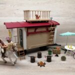 Schleich – 42415 Wohnwagen für geheime Club-Treffen [Bauwagen + Andalusier Stute] (mit OVP) – Bild 3