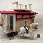 Schleich – 42415 Wohnwagen für geheime Club-Treffen [Bauwagen + Andalusier Stute] (mit OVP) – Bild 4