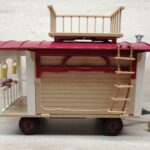 Schleich – 42415 Wohnwagen für geheime Club-Treffen [Bauwagen + Andalusier Stute] (mit OVP) – Bild 5