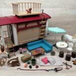 Schleich – 42415 Wohnwagen für geheime Club-Treffen [Bauwagen + Andalusier Stute] (mit OVP) – Bild 10