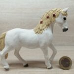 Schleich – 42415 Wohnwagen für geheime Club-Treffen [Bauwagen + Andalusier Stute] – Bild 12