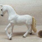 Schleich – 42415 Wohnwagen für geheime Club-Treffen [Bauwagen + Andalusier Stute] – Bild 13