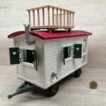 Schleich – 42415 Wohnwagen für geheime Club-Treffen [Bauwagen + Andalusier Stute] (mit OVP) – Bild 6