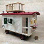 Schleich – 42415 Wohnwagen für geheime Club-Treffen [Bauwagen + Andalusier Stute] (mit OVP) – Bild 7