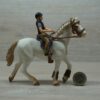 Schleich – Reiterin mit Englisch Vollblut Stute  und Zubehör (aus Kalender 2018) – Bild 3