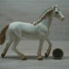 Schleich – Reiterin mit Englisch Vollblut Stute  und Zubehör (aus Kalender 2018) – Bild 4