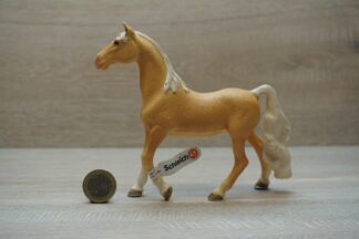 Schleich – 13912 American Saddlebred Stute (Fähnchen)