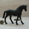 Schleich – 13856 Englisch Vollblut Hengst (Fähnchen-Sammler) – Bild 2