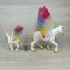 Schleich - Geflügeltes Regenbogeneinhorn Familie – Bild 2