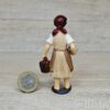 Schleich – 13434 Bäuerin (mit Kuchen und Apfelkorb) – Bild 2