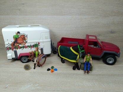 Schleich – 42346 Pick-up mit Pferdeanhänger