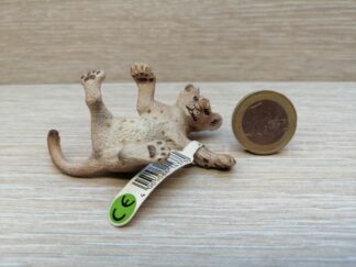 Schleich - 14376 Löwenjunges, liegend (Fähnchen-Sammler)´