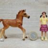 Schleich – 42361 Fohlen mit Decke [Englisch Vollblut] – Bild 2