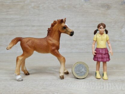 Schleich – 42361 Fohlen mit Decke [Englisch Vollblut] – Bild 2