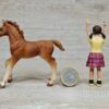 Schleich – 42361 Fohlen mit Decke [Englisch Vollblut] – Bild 3